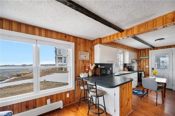 $2,500 | 28 Glenwood Avenue, Narragansett, RI 02882