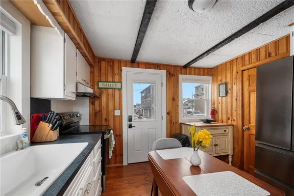 $2,500 | 28 Glenwood Avenue, Narragansett, RI 02882