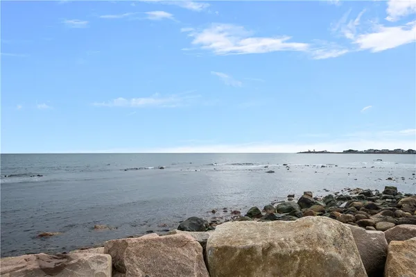 $2,500 | 28 Glenwood Avenue, Narragansett, RI 02882