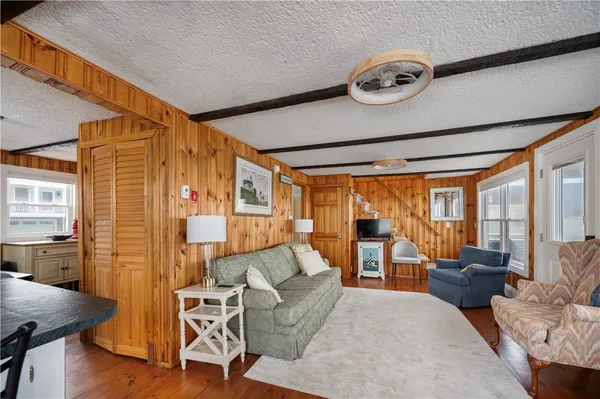 $2,500 | 28 Glenwood Avenue, Narragansett, RI 02882