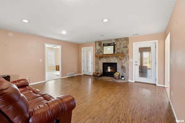 $450,000 | 450 Spring Hill Lane, Cobden, IL 62920