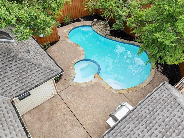 a view of a backyard