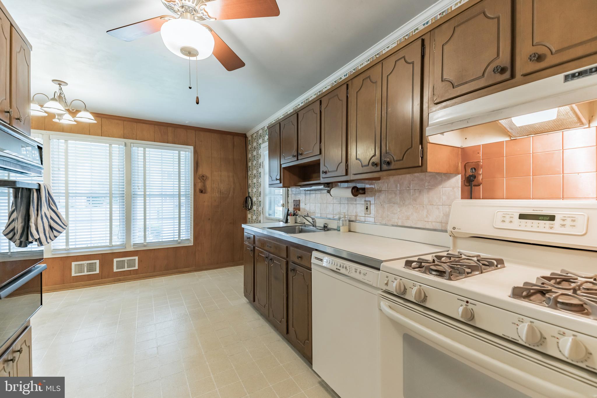 6303 Summerhill Road Temple Hills, MD 20748 - Photo 4 of 41 Gallery Image 4