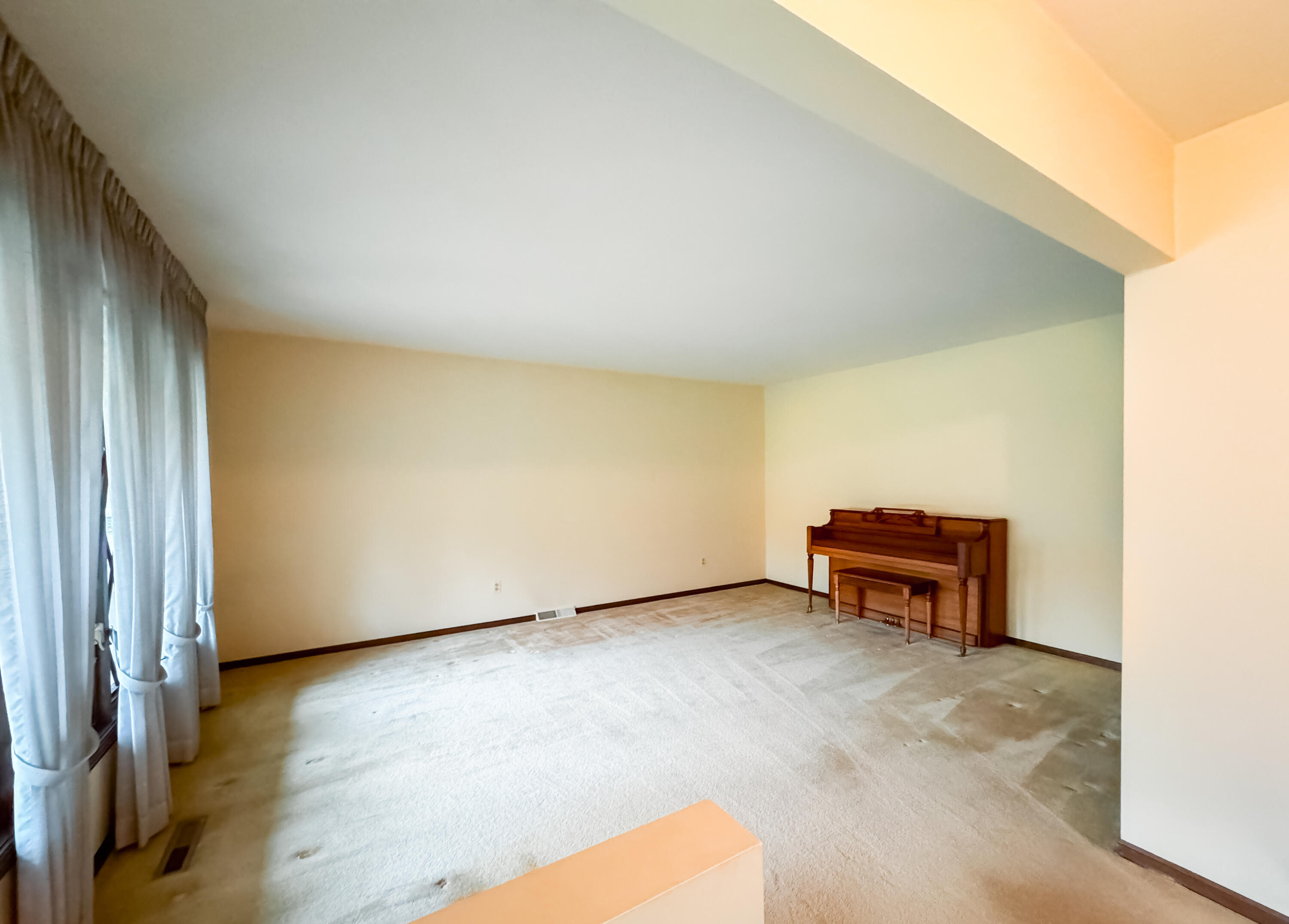 7720 Ridgewood Drive Jenison, MI 49428 - Photo 8 of 29 Living Room