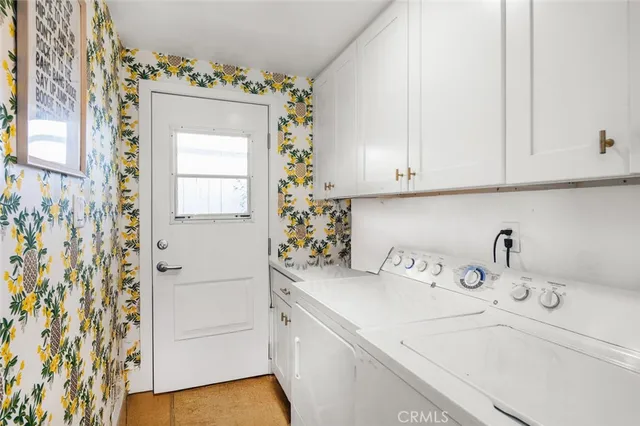 a view of utility room