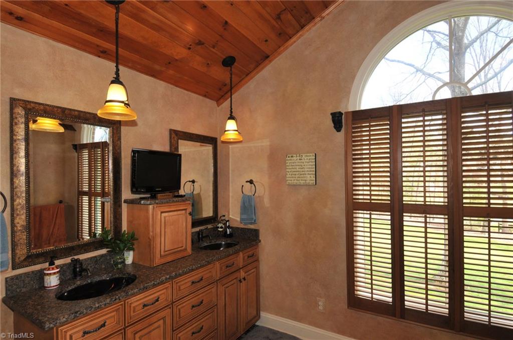 4512 Cotswold Road Pfafftown, NC 27040 - Photo 10 of 30 Master Bathroom