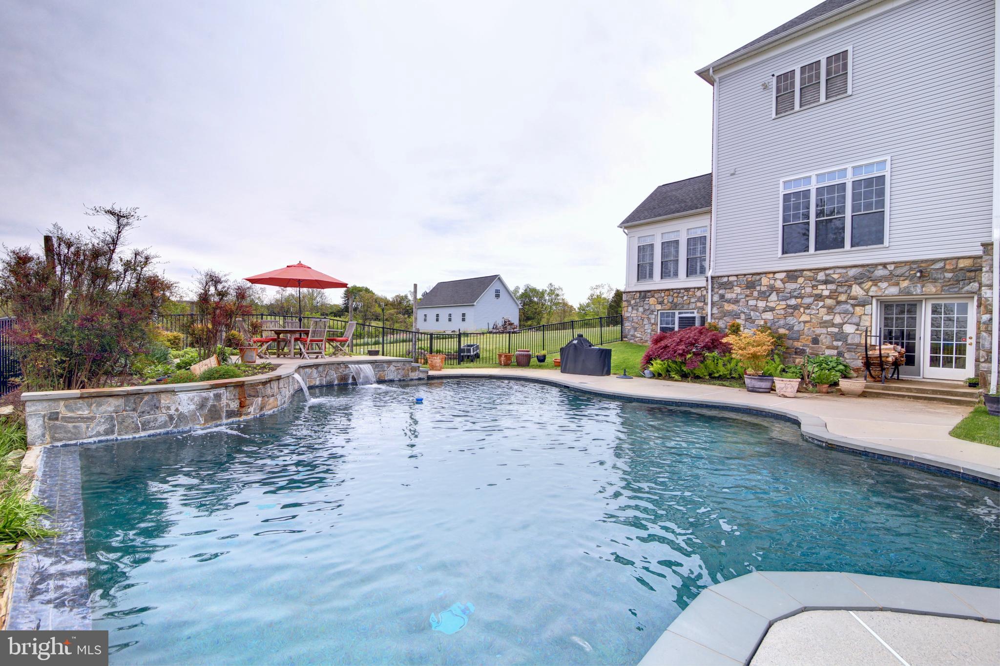 22077 Oatlands Road Aldie, VA 20105 - Photo 40 of 51 27 Gallon Pool with self cleaning system