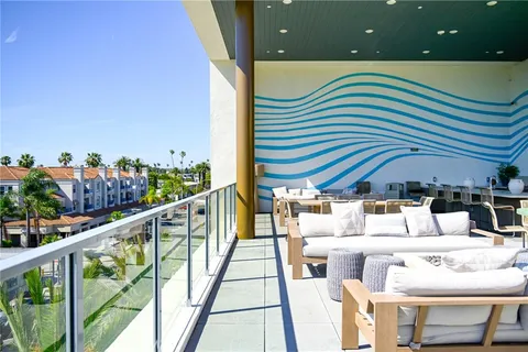 $2,044,000 | 414 Main Street, Unit 400, Huntington Beach, CA 92648