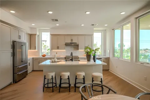 $2,044,000 | 414 Main Street, Unit 400, Huntington Beach, CA 92648