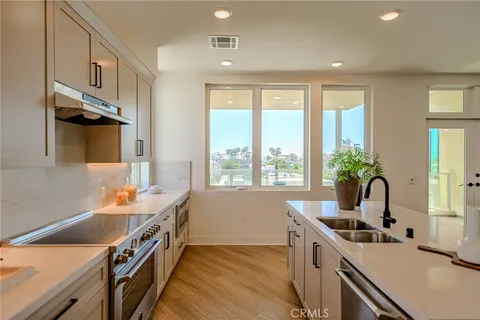 $2,044,000 | 414 Main Street, Unit 400, Huntington Beach, CA 92648