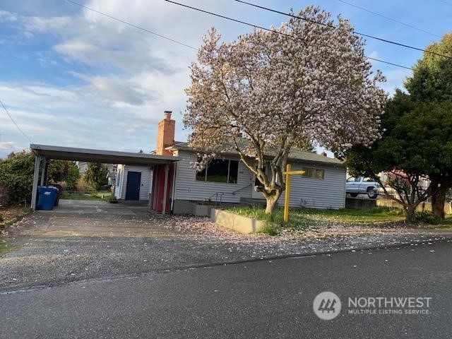 1024 North 31st Street Renton, WA 98056 - Photo 4 of 4 a front view of a house with garden