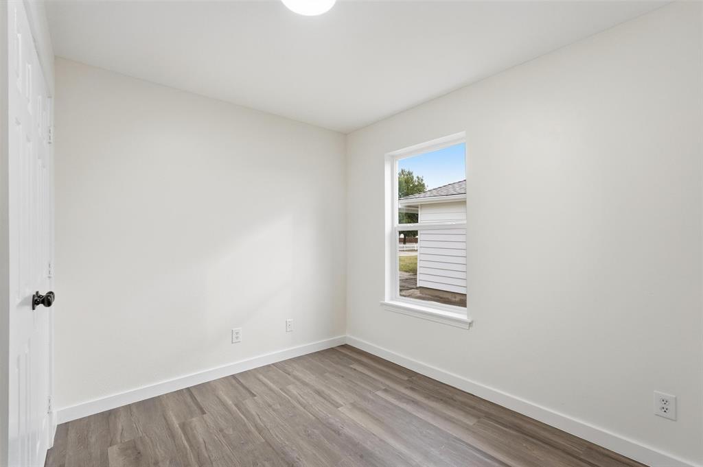 513 Paddy Street Mesquite, TX 75149 - Photo 12 of 18 an empty room with a window