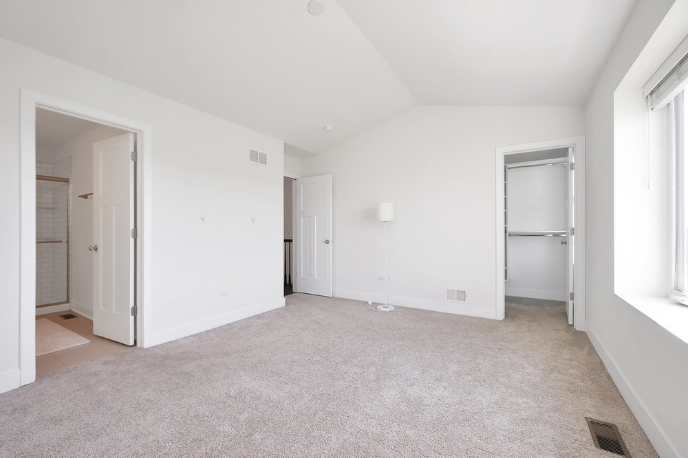 4133 Calder Lane Aurora, IL 60504 - Photo 18 of 38 an empty room with windows and closet