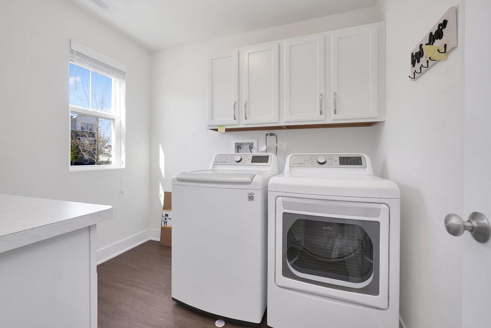 4133 Calder Lane Aurora, IL 60504 - Photo 4 of 38 a utility room with dryer and washer