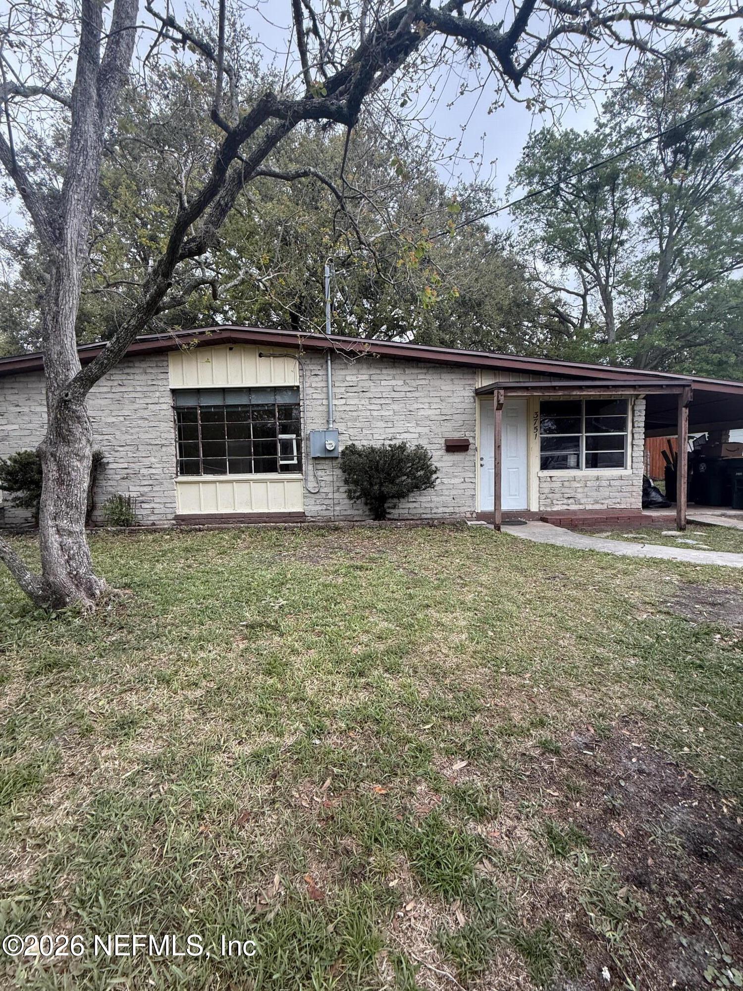 a view of a house with a yard