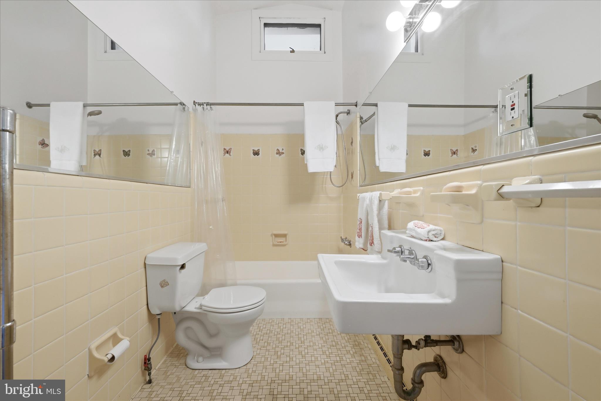 2517 5 Points Road Marshall, VA 20115 - Photo 23 of 145 En Suite Bathroom