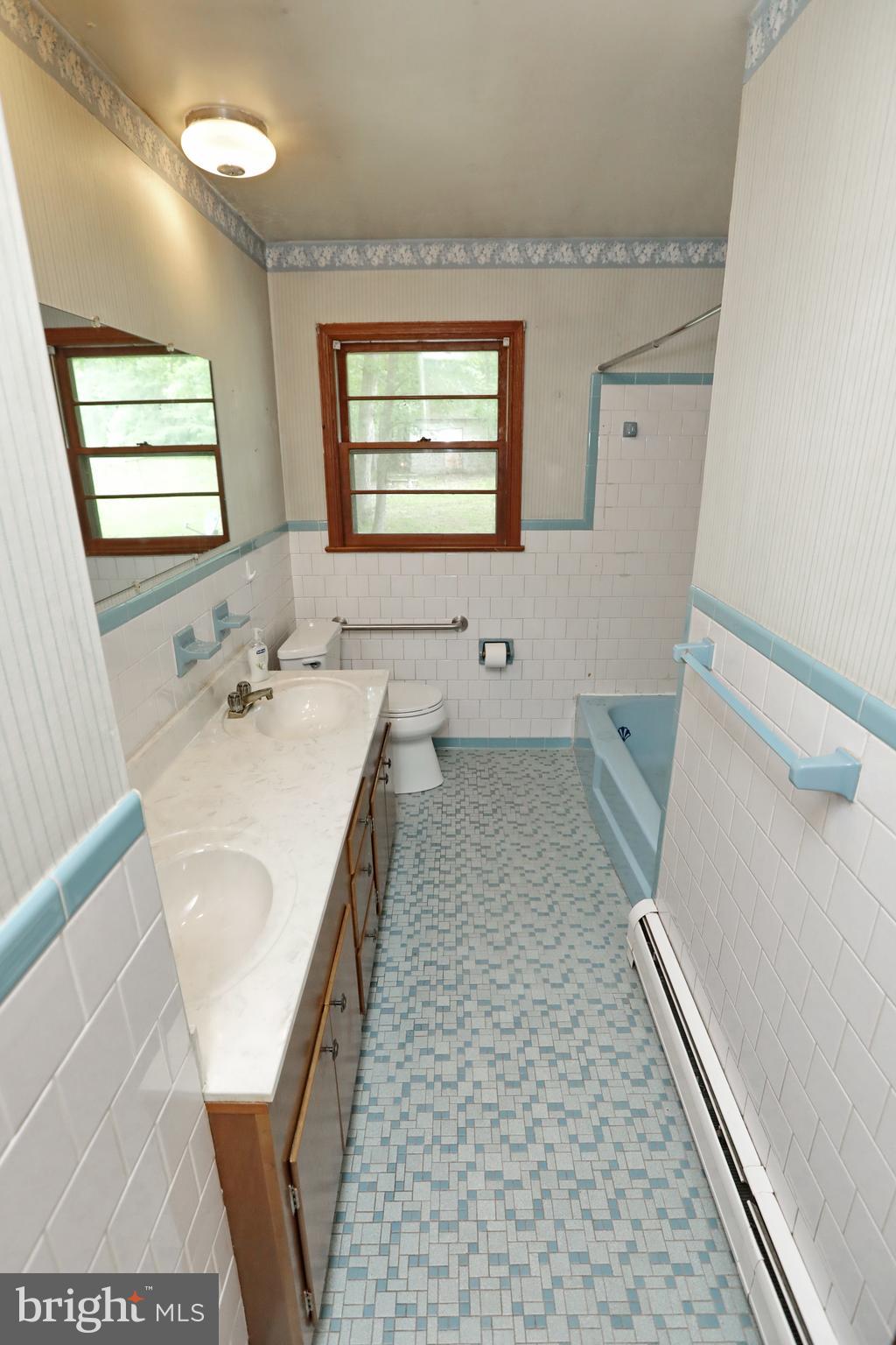 10901 Cross Rd Trail Brandywine, MD 20613 - Photo 23 of 50 Full Hall Bathroom