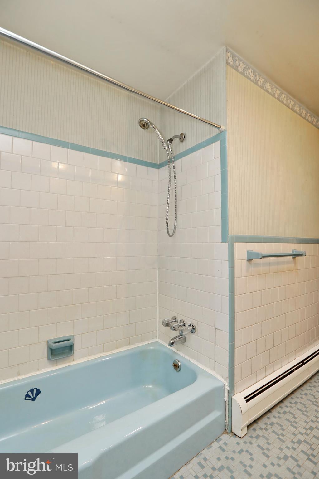 10901 Cross Rd Trail Brandywine, MD 20613 - Photo 24 of 50 Hall Bathroom Shower/Tub combo