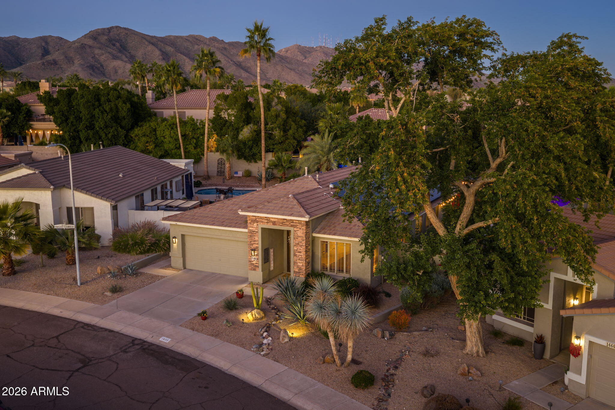 1622 West Nighthawk Way Phoenix, AZ 85045 - Photo 9 of 70 Lived Tucked In the Hills...