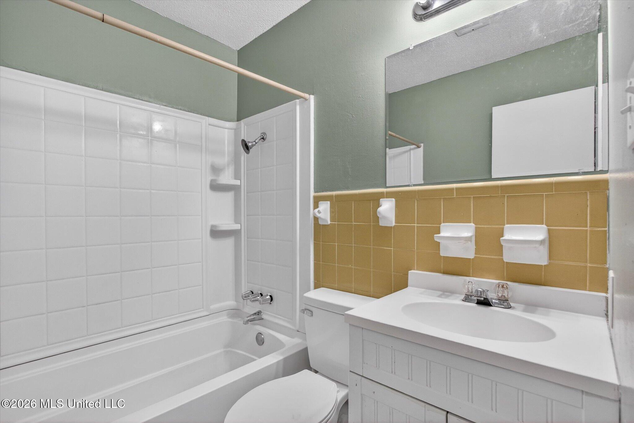 15304 Big Ridge Road Biloxi, MS 39532 - Photo 22 of 36 Full bathroom