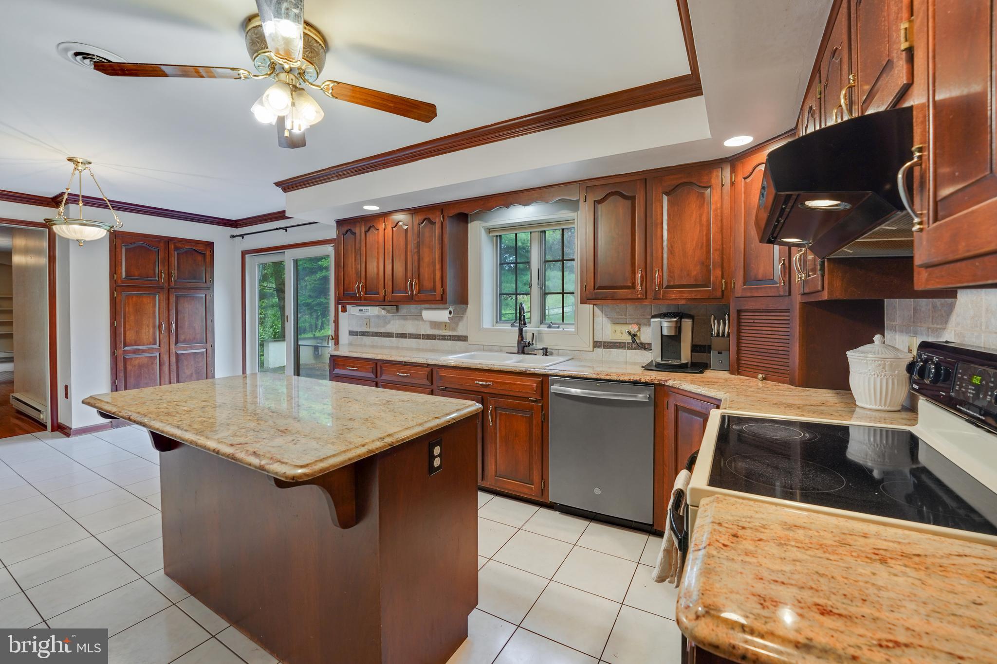 812 Scholl Road Pottstown, PA 19465 - Photo 6 of 42 Kitchen