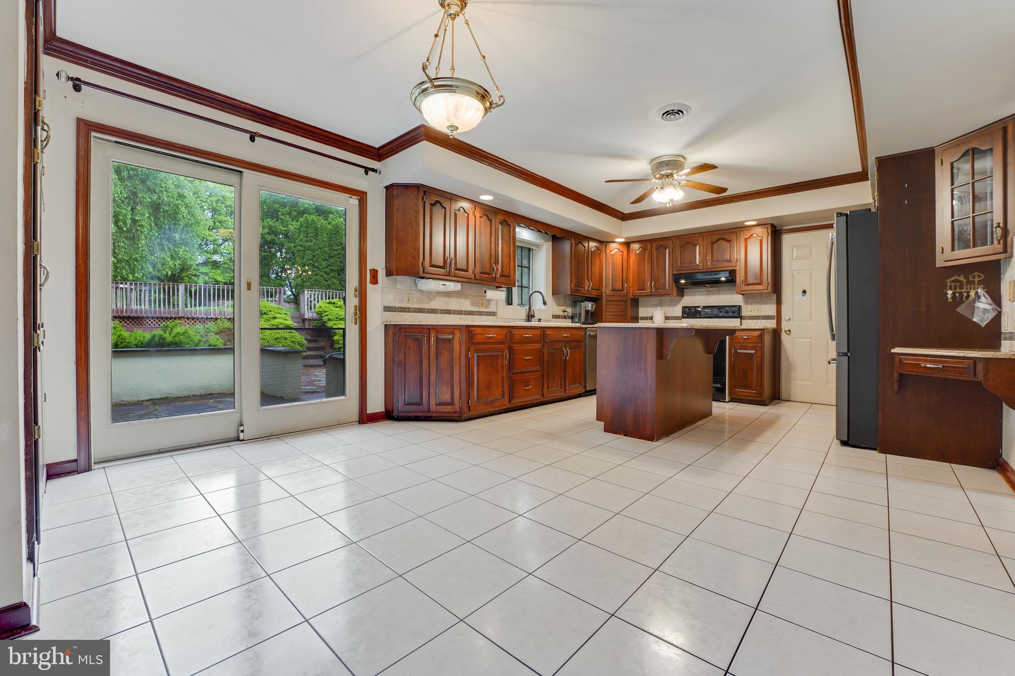 812 Scholl Road Pottstown, PA 19465 - Photo 8 of 42 Eat in Kitchen