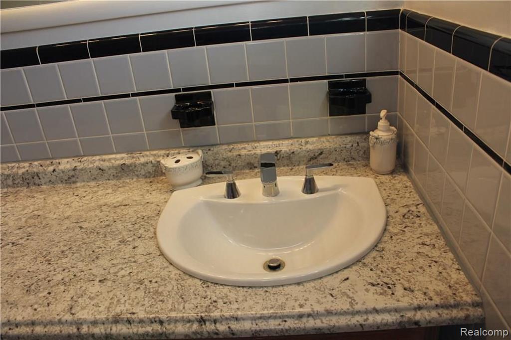 28391 Bay Tree Road Farmington Hills, MI 48334 - Photo 18 of 74