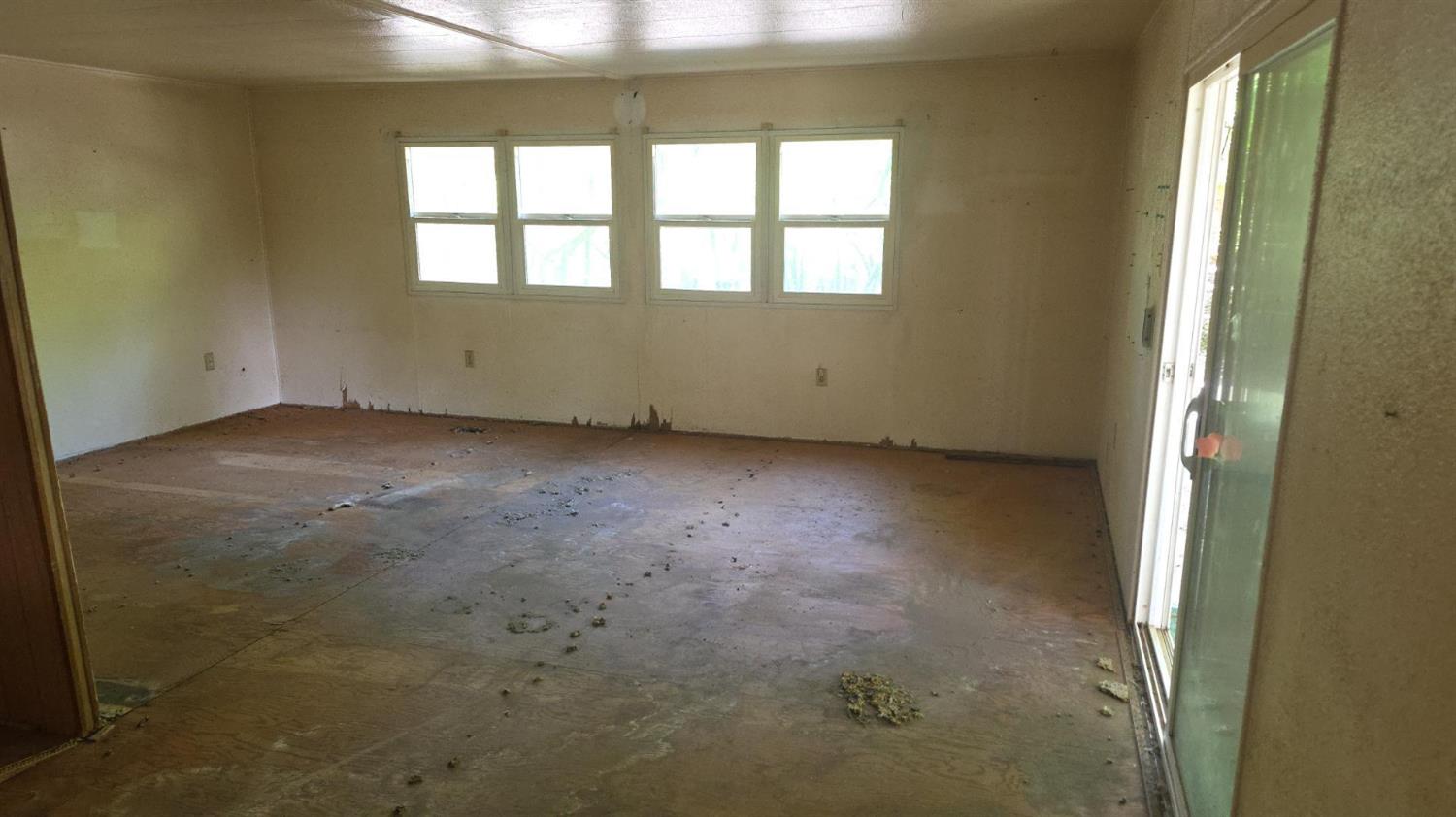 11705 Parey Avenue, Unit 6 Red Bluff, CA 96080 - Photo 7 of 8 an empty room with a empty space and windows