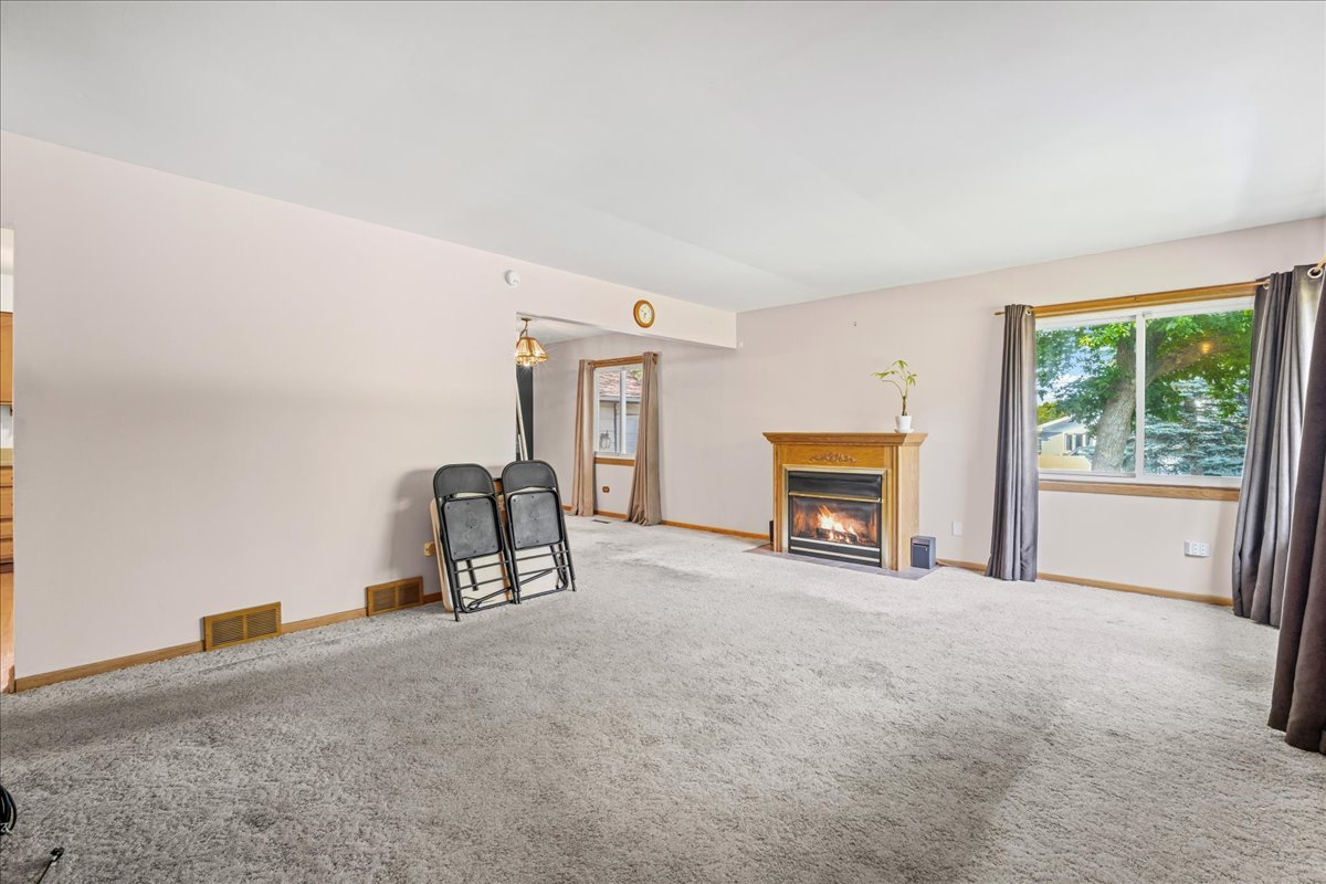 3815 Cheyenne Road Gurnee, IL 60031 - Photo 3 of 23 Gallery Image 3