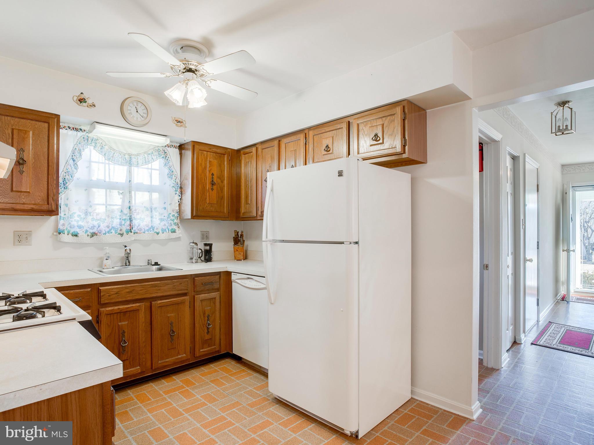 9400 Oak White Road Baltimore, MD 21236 - Photo 11 of 30 Kitchen
