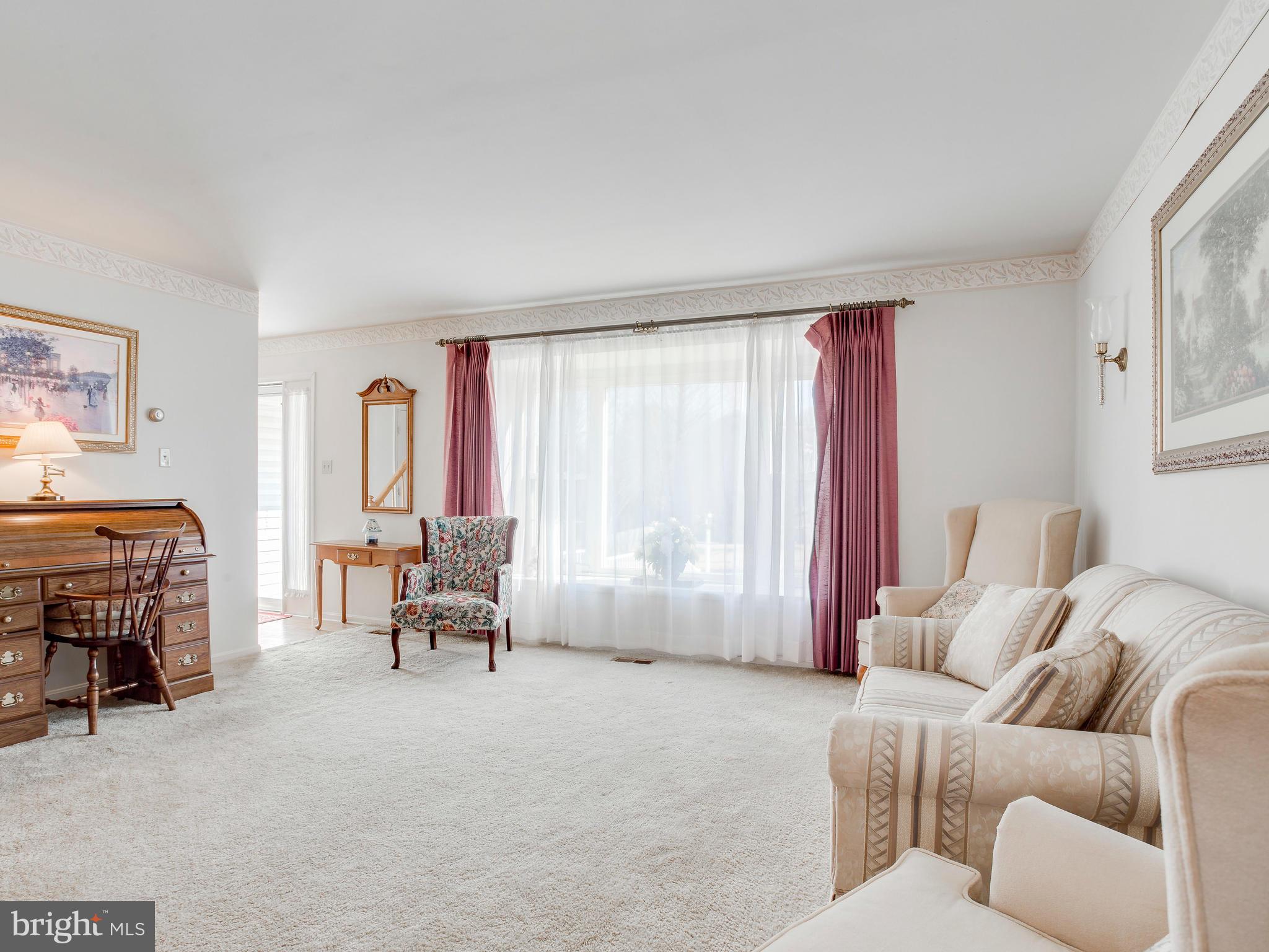 9400 Oak White Road Baltimore, MD 21236 - Photo 7 of 30 Living Room