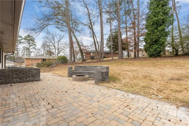 a view of yard with trees
