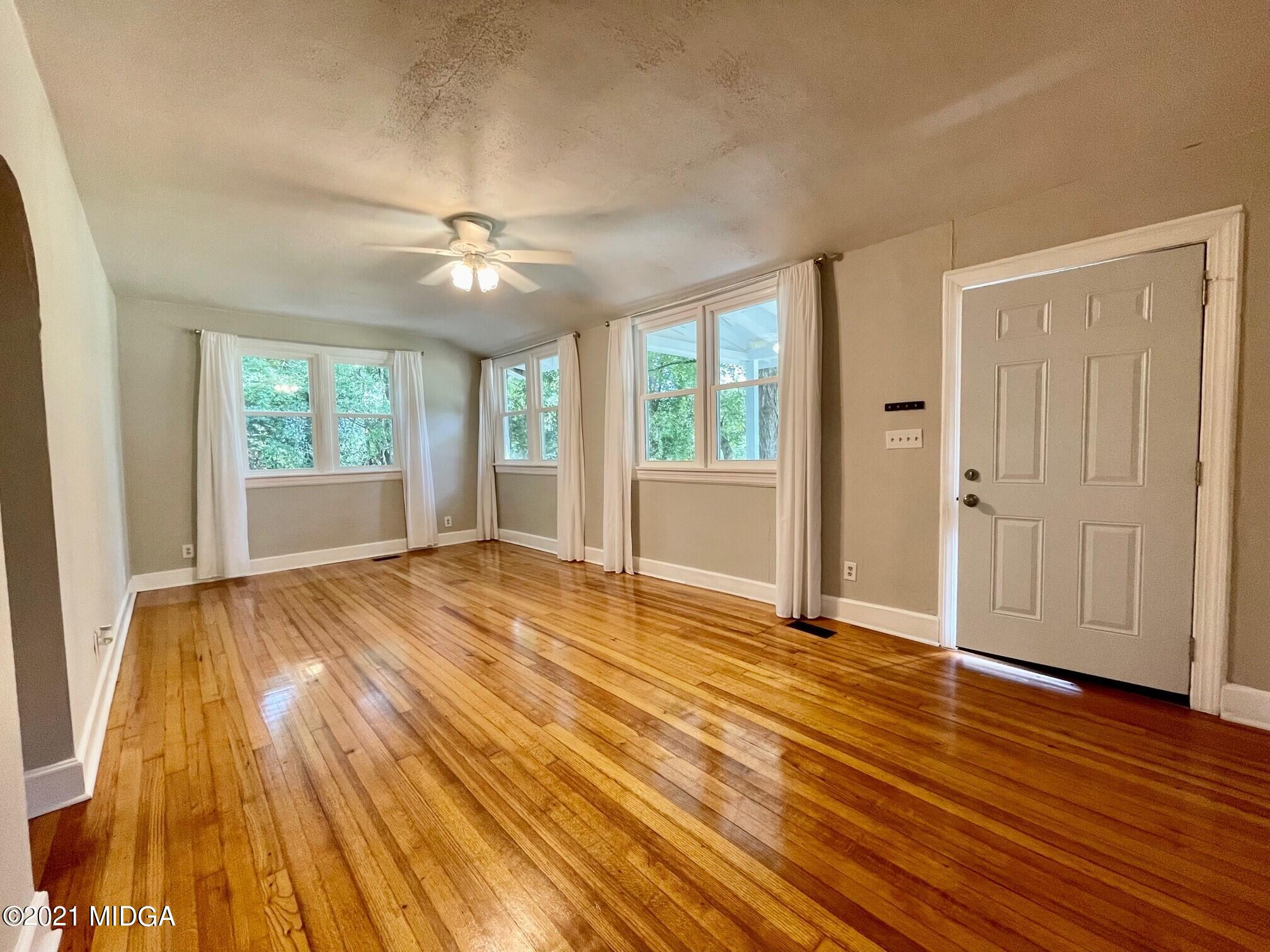 654 Forest Hill Road Macon, GA 31210 - Photo 5 of 19 Livingroom