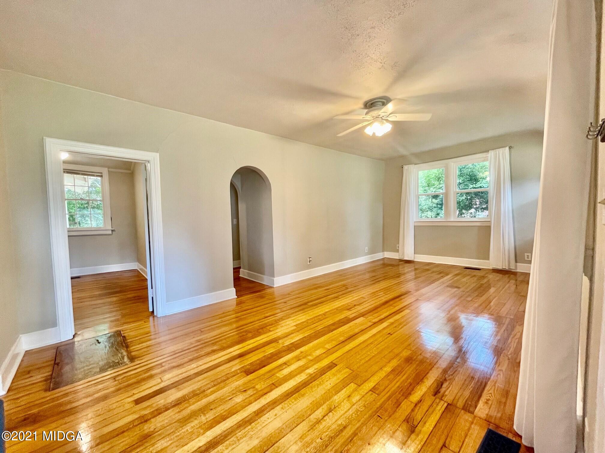 654 Forest Hill Road Macon, GA 31210 - Photo 6 of 19 livingroom