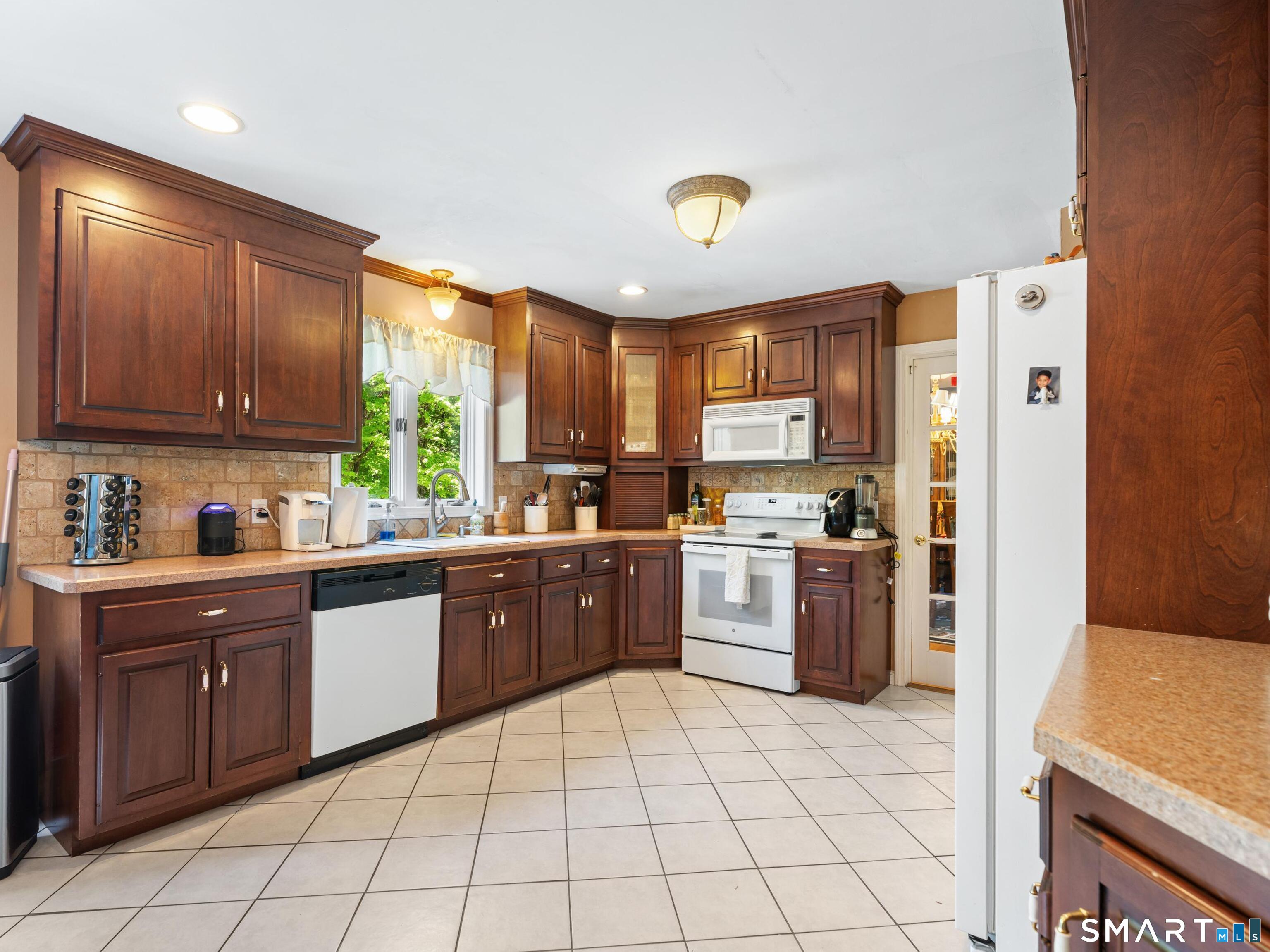 541 Middlebury Road Watertown, CT 06795 - Photo 3 of 38