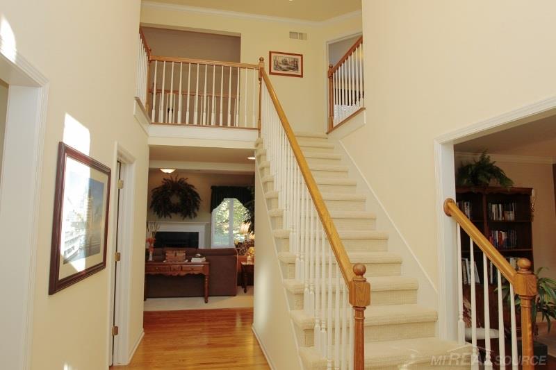 1313 Tulberry Circle Rochester, MI 48306 - Photo 8 of 38 31269943-8.JPG
