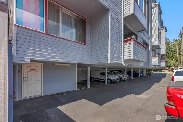 $2,300 | 1455 East Harrison Street, Unit C6, Seattle, WA 98112