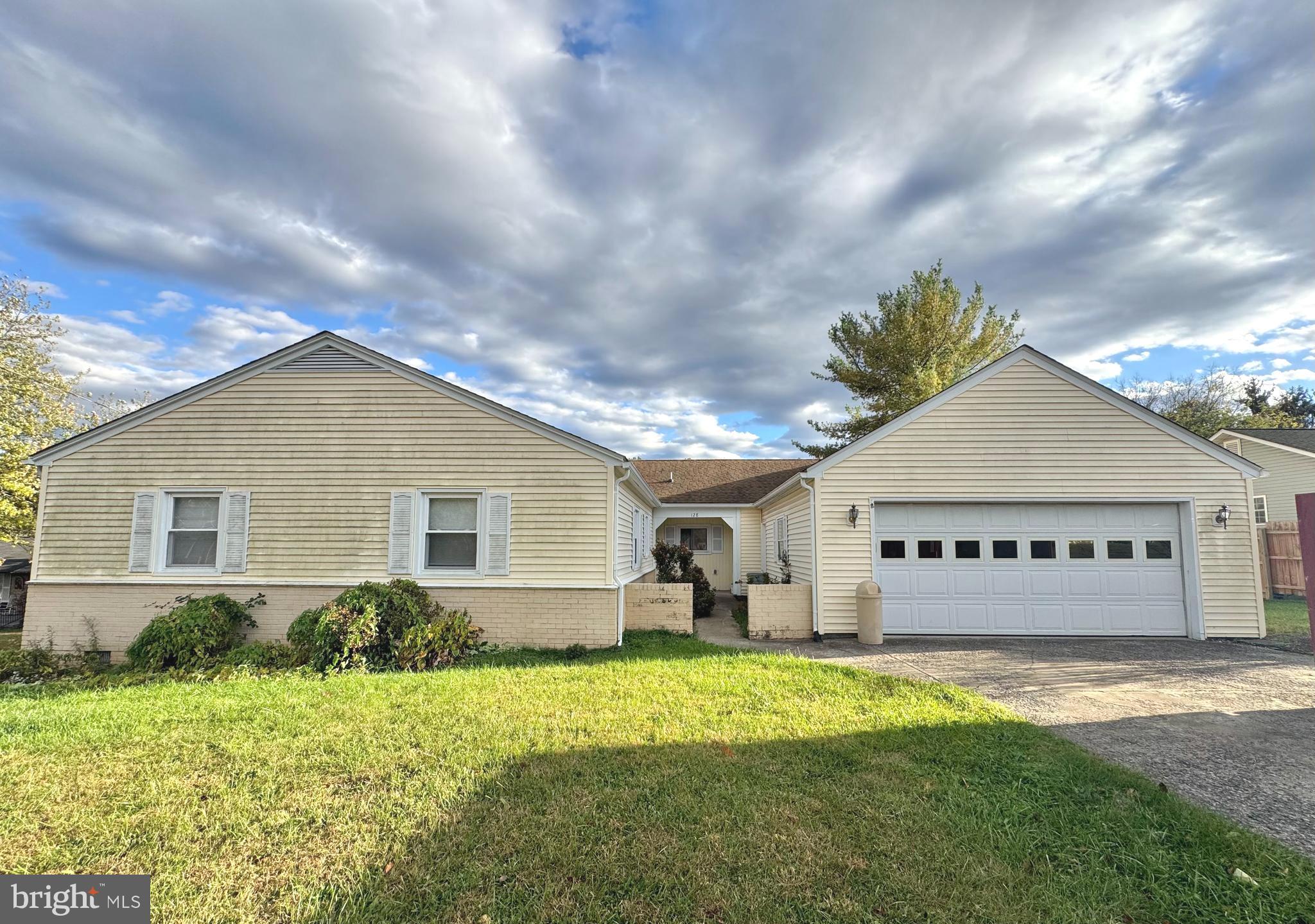 a view of a house with backyard and garden