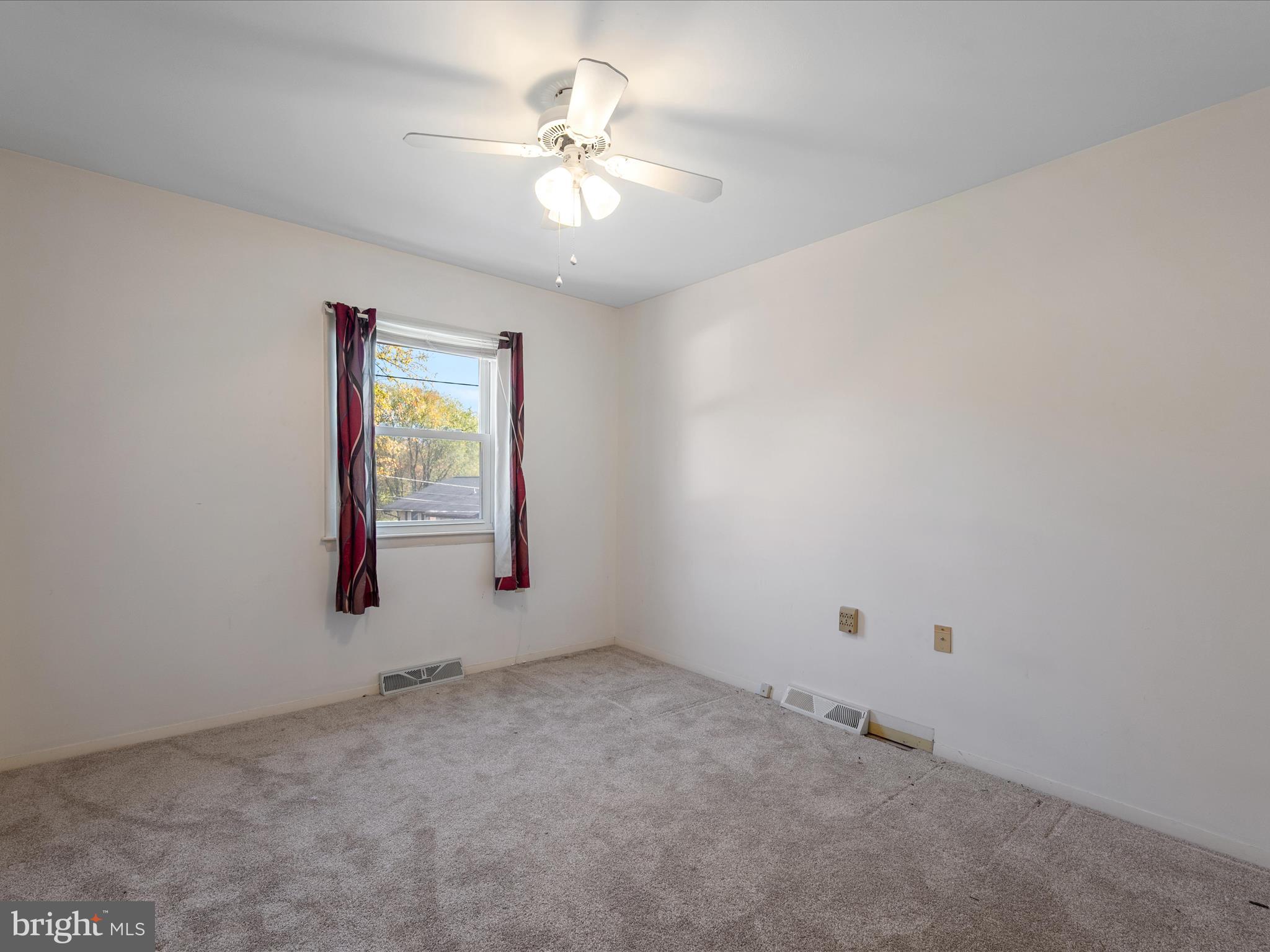 128 Longcroft Road Winchester, VA 22602 - Photo 27 of 41 an empty room with windows and fan