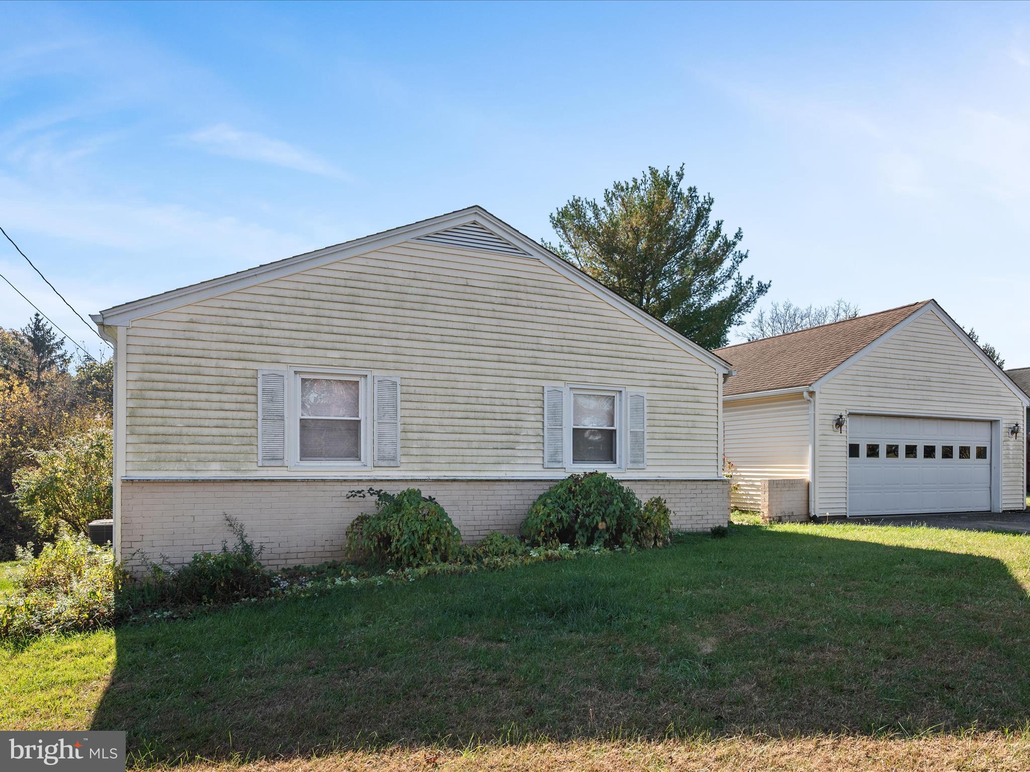128 Longcroft Road Winchester, VA 22602 - Photo 35 of 41 a front view of a house with garden