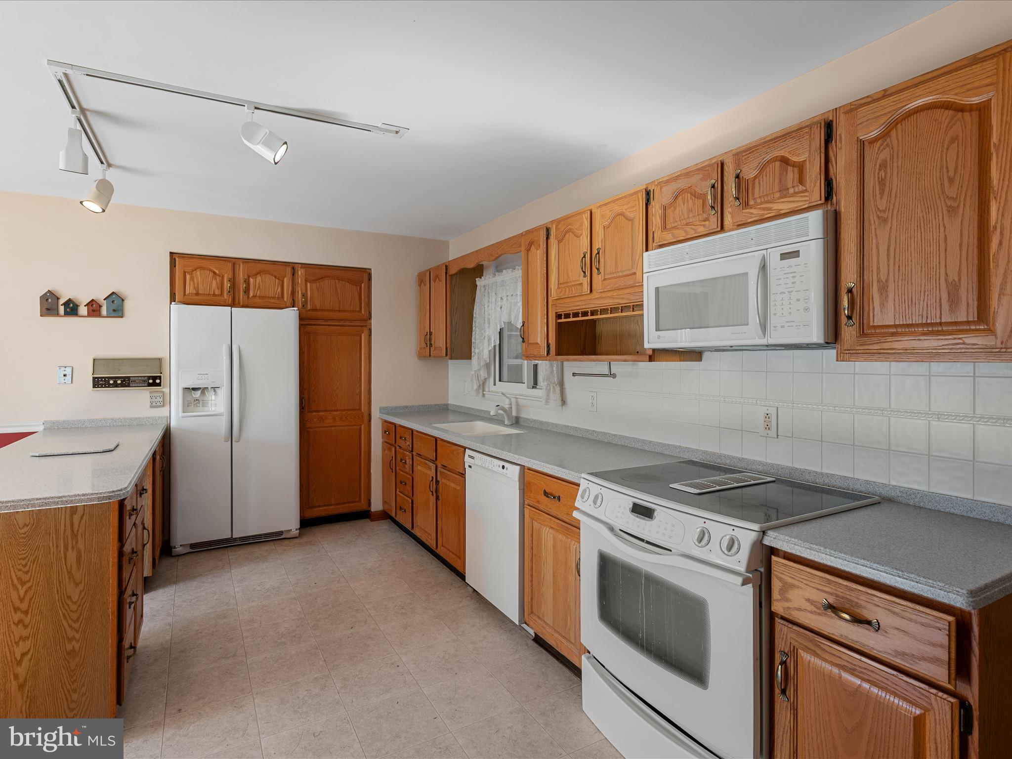 128 Longcroft Road Winchester, VA 22602 - Photo 10 of 41 a kitchen with granite countertop a sink stove and refrigerator