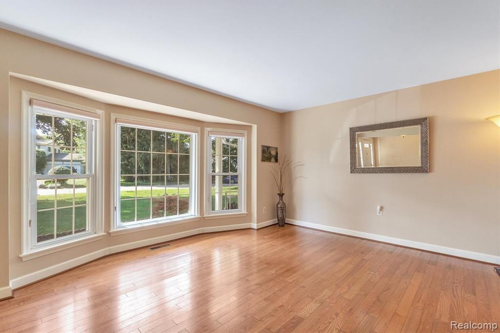 29537 Fox Grove Road Farmington Hills, MI 48334 - Photo 9 of 37