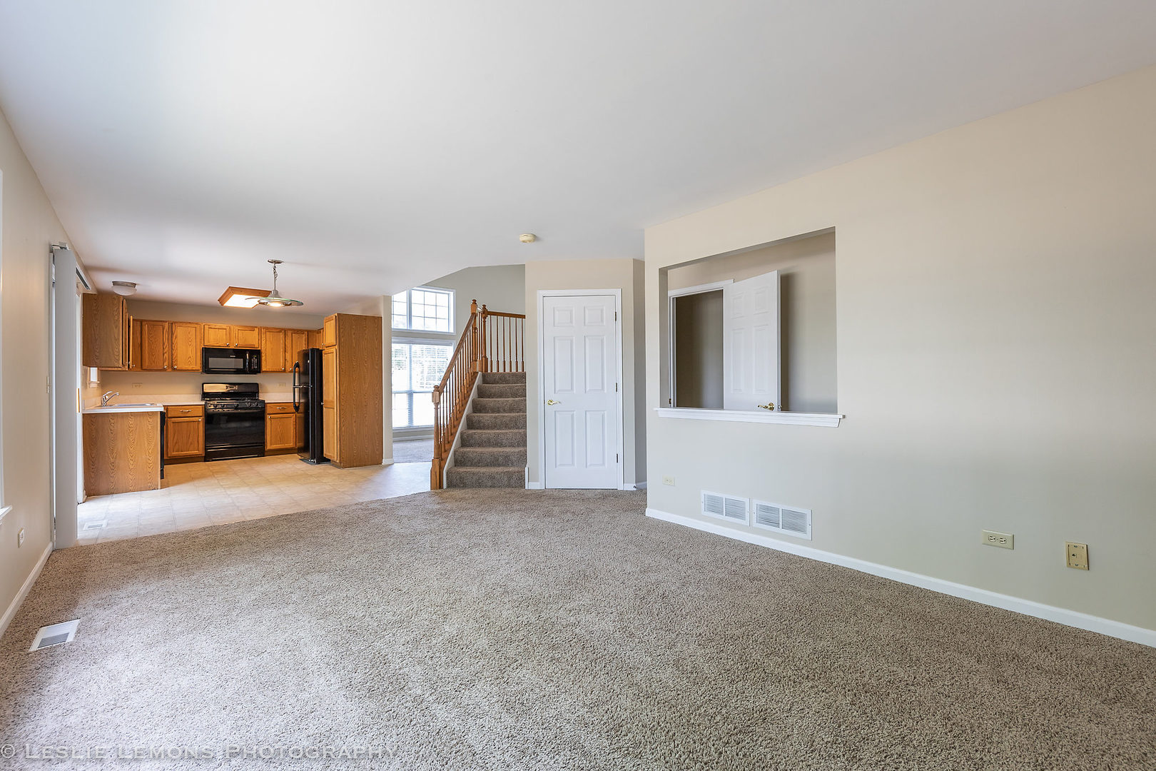 956 Pin Oak Circle Cary, IL 60013 - Photo 12 of 31 a view of an empty room with closet and a window