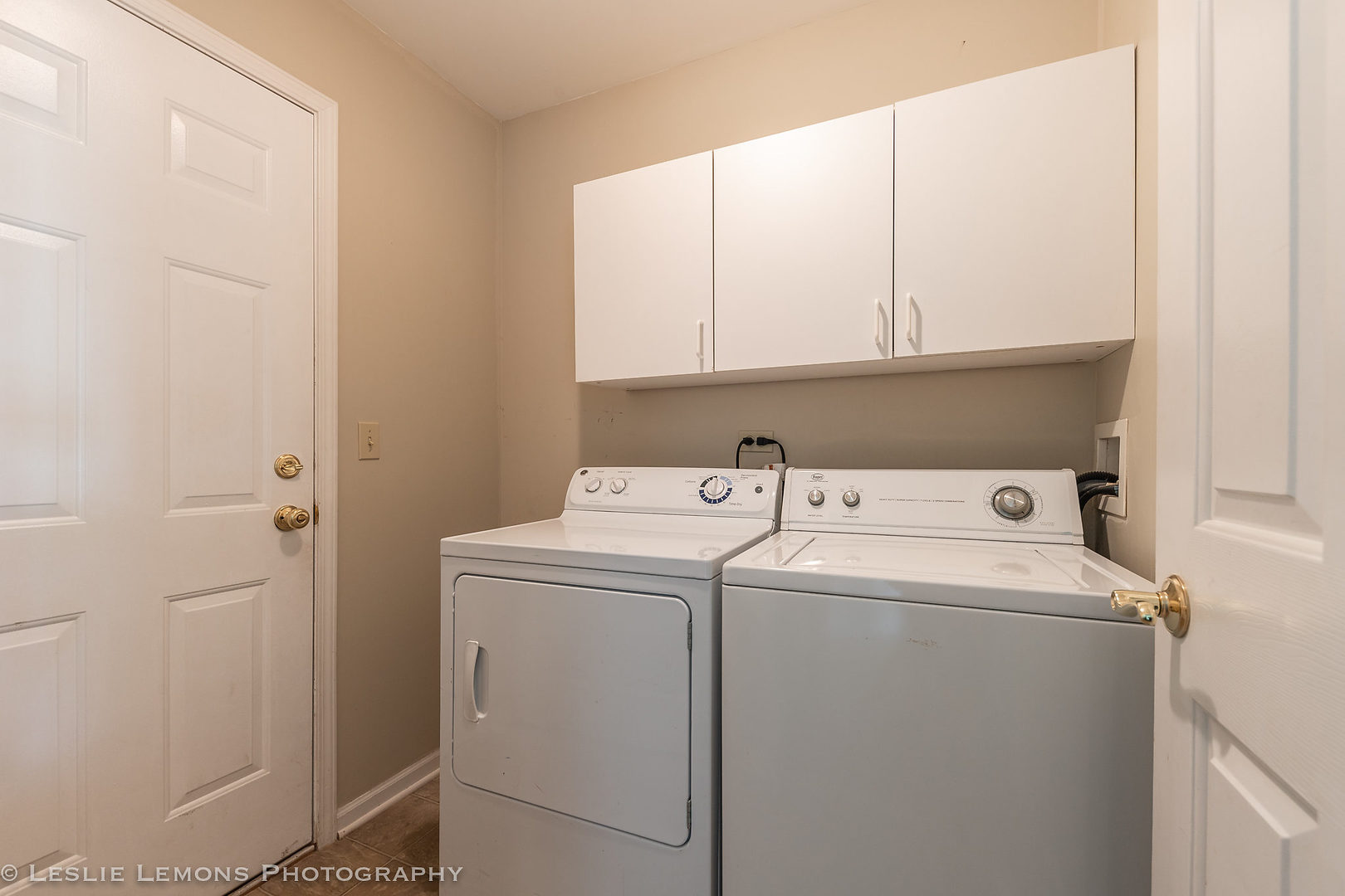 956 Pin Oak Circle Cary, IL 60013 - Photo 16 of 31 a utility room with dryer and washer
