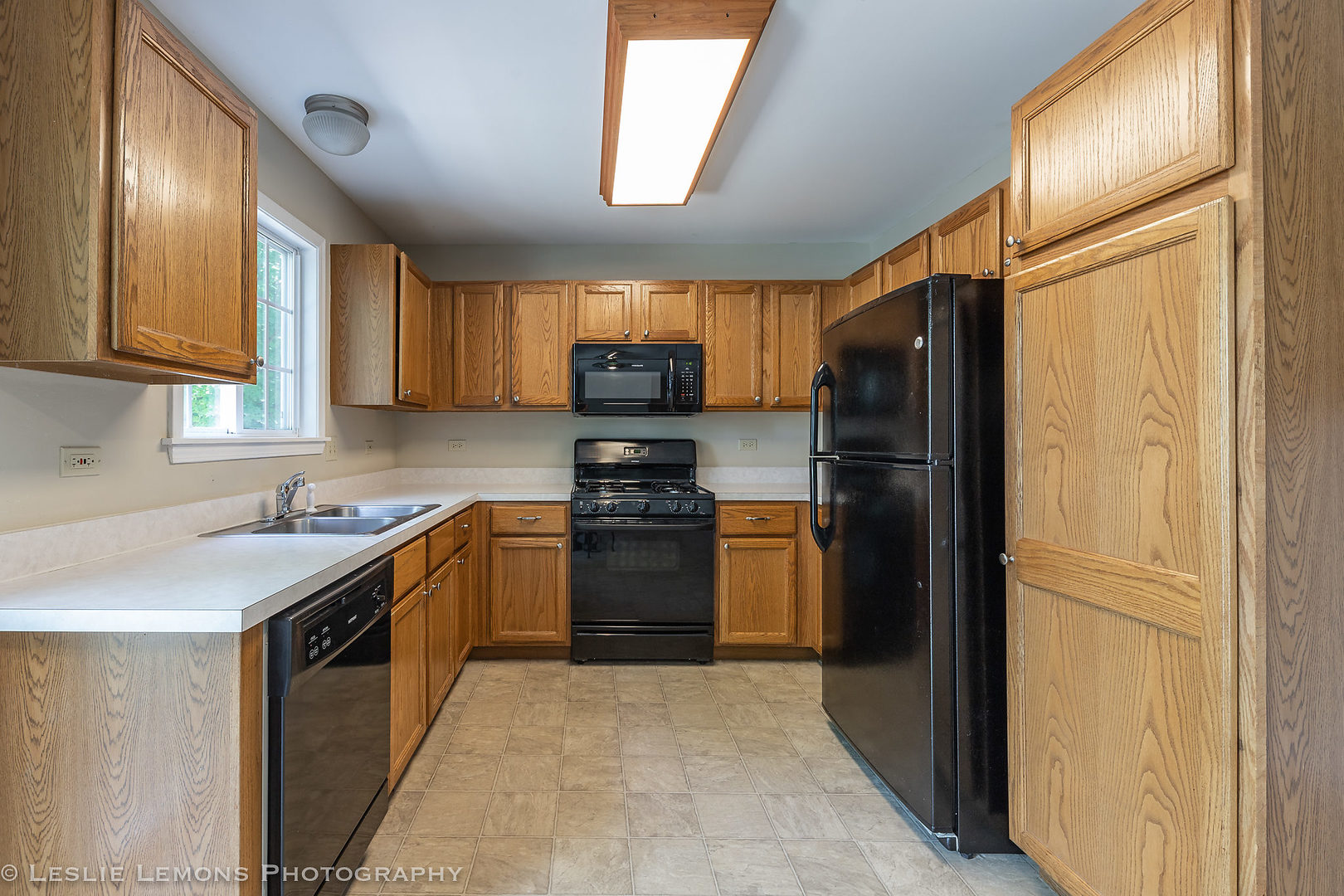 956 Pin Oak Circle Cary, IL 60013 - Photo 9 of 31 a kitchen with a refrigerator sink and stove