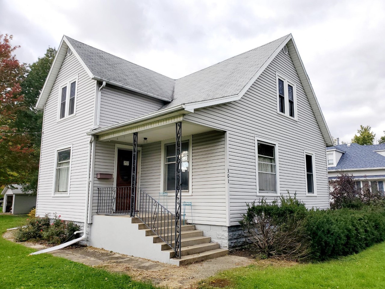 301 2nd Street Danforth, IL 60930 - Photo 1 of 50 a front view of a house with a yard