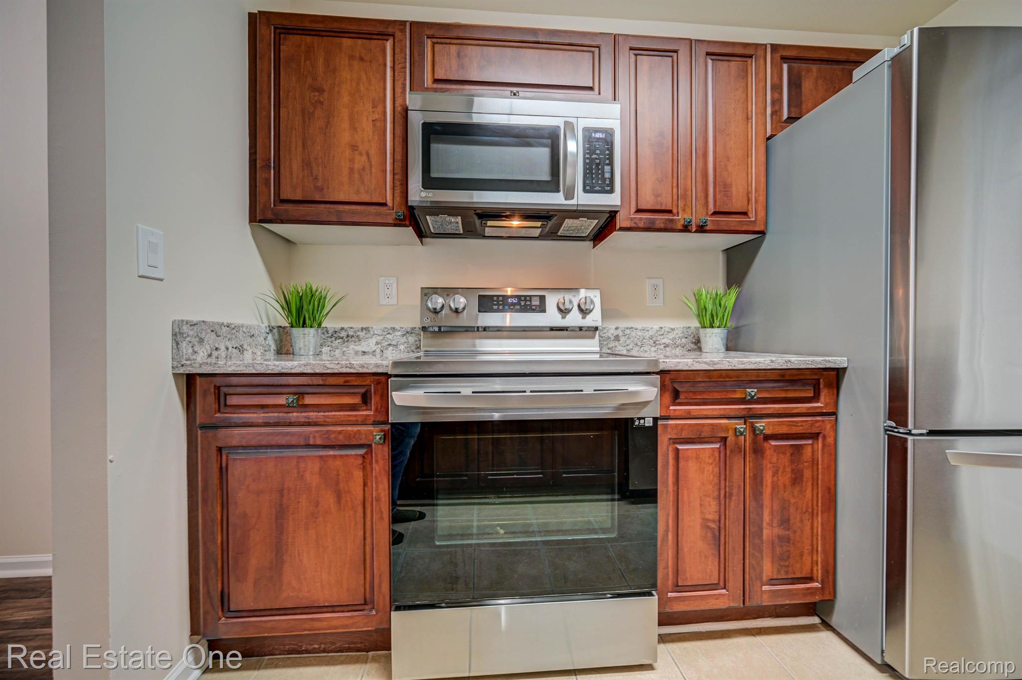 3578 Oakmonte Boulevard, Unit 96 Rochester, MI 48306 - Photo 17 of 47 All Stainless Appliances Included '2022