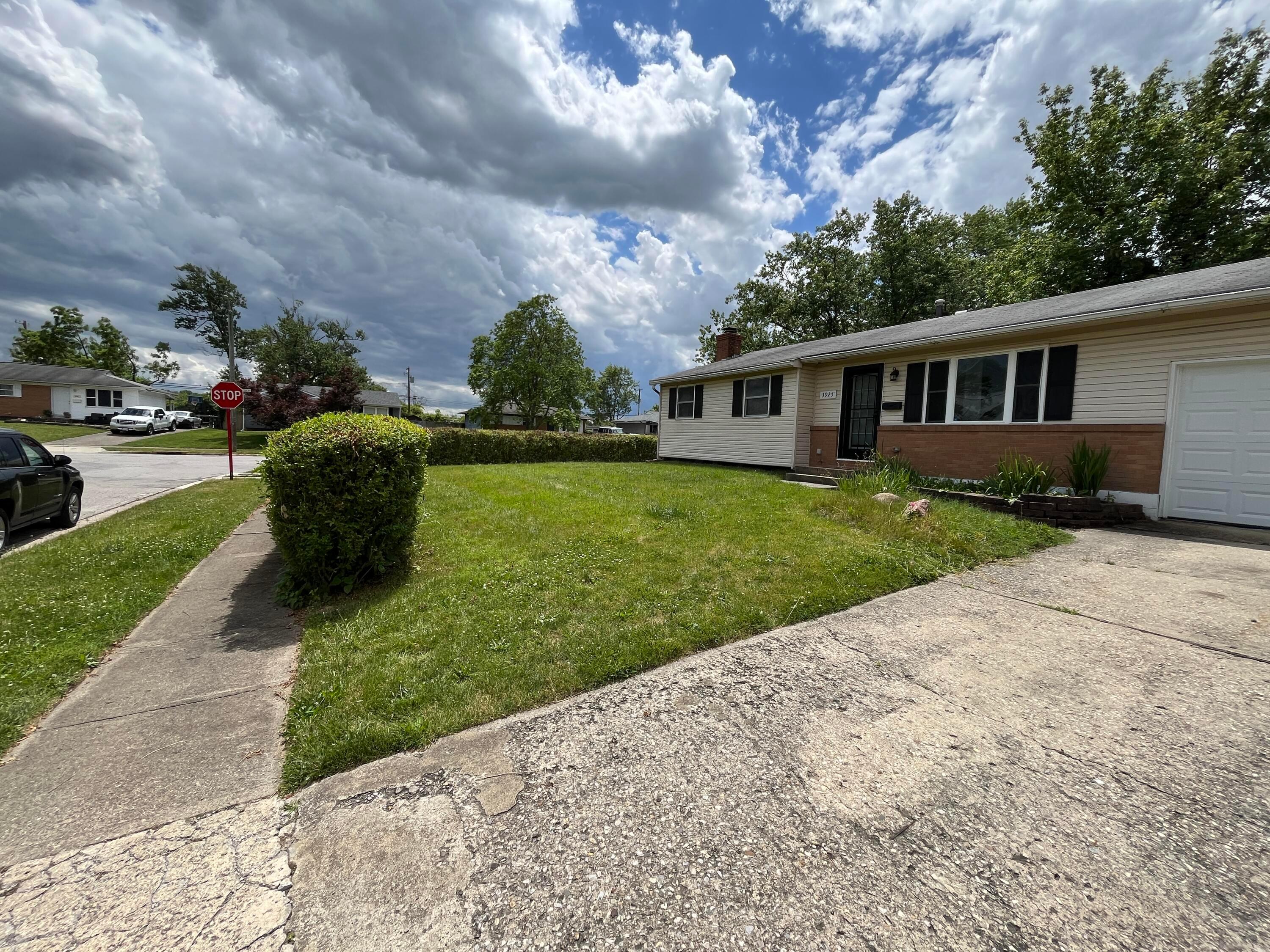 3925 Bonita Road Columbus, OH 43232 - Photo 4 of 27 IMG_2741