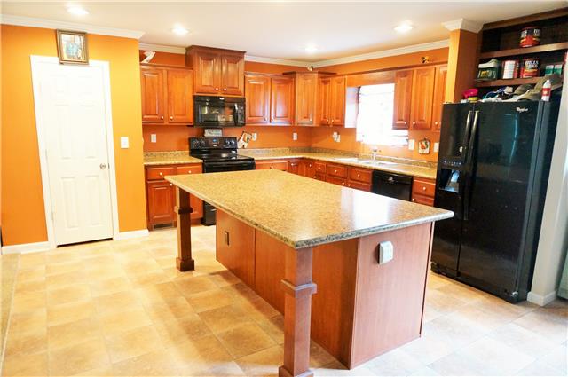 687 Hayes Ridge Road Indian Mound, TN 37079 - Photo 3 of 14 kitchen with island