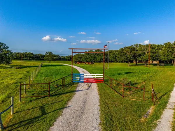 $1,450,000 | 141 County Road 4793, Boyd, TX 76023